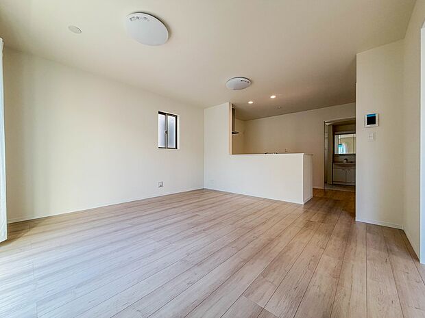 【LDK】インテリアショップで見掛けた「あの家具」も置ける、ゆったりとした空間。時に広さが上質な寛ぎの時間になる事も。