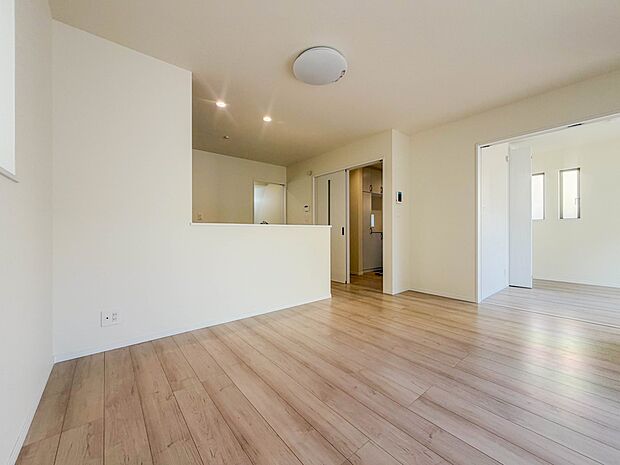 【ダイニング】忙しい朝でも家族揃って食事をしたいゆとりあるダイニングスペース。