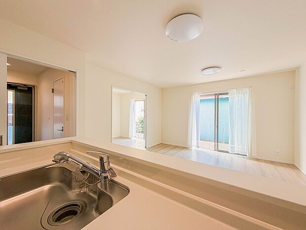 【ダイニングキッチン】料理をしながら、後片付けをしながら二人で会話を楽しみたい空間。