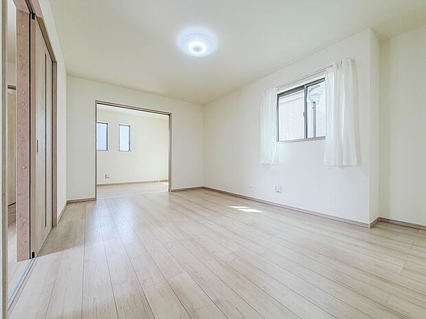 【リビング】うららかな陽射しがどのお部屋にも降り注ぎますように、快適さを追求した間取設計。得難い立地環境での生活を恵みの豊かな永住の地へと変えてくれます。