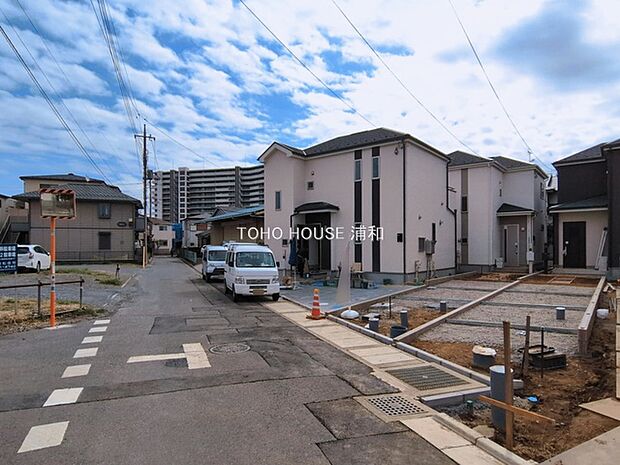 【前面道路】家の前をまっすぐの通りが走っている。クルマは少なく、人々は毎朝、ウォーキング、ジョギング、犬の散歩など、フリーな朝時間を過ごしている。