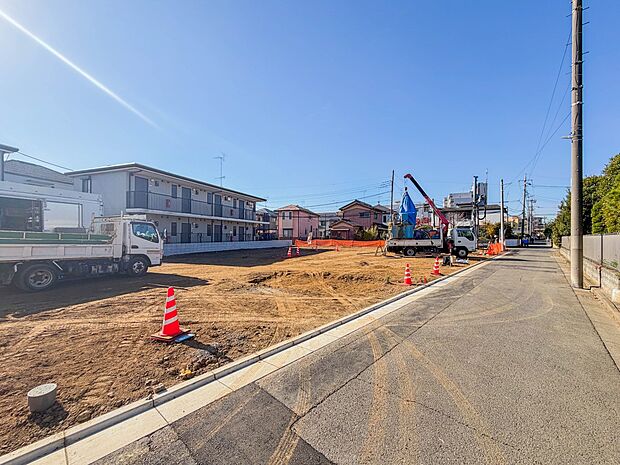 【前面道路】家の前をまっすぐの通りが走っている。クルマは少なく、人々は毎朝、ウォーキング、ジョギング、犬の散歩など、フリーな朝時間を過ごしている。