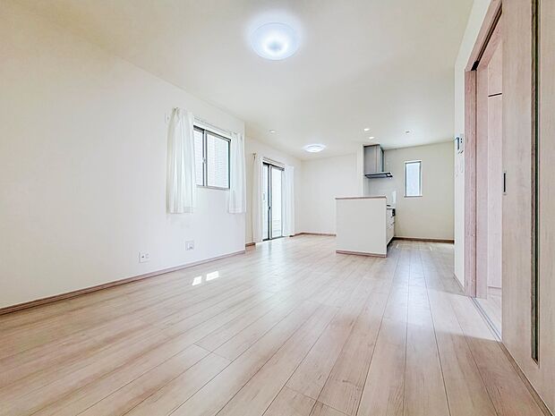 【リビングダイニング】シンプルなデザインの家は風情がある。住む人のこだわりを感じる。外観も内装もいたってシンプル。居心地がよく、家事や趣味、子育てなどにも集中できる。家も人間も熟成するほどシ…