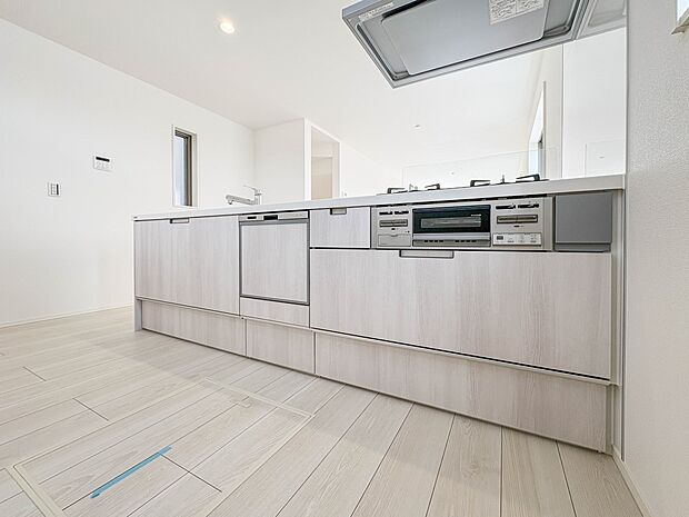 3号棟【キッチン】ナチュラルな自然光の中での調理。会話が弾む対面型キッチン。お洒落な食器類を余裕で収納できるスペース。動きやすい女性目線のキッチン動線。これからはお料理をつくる時間が劇的に変…