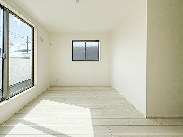 3号棟【洋室7.7帖】シンプルな内装はおしゃれのポイントです。シンプルは華美より飽きがこないからです。色や模様でおしゃれ感をだす。それがシンプルイズビューティーです。