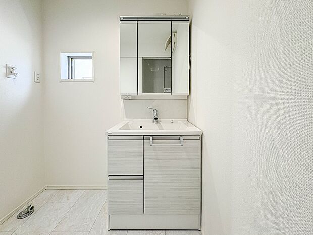 【洗面台】 十分な大きさの洗面台は、身だしなみチェックや歯磨きなど、朝の慌ただしい時間でもホテルライクなスペースで余裕とゆとりを感じて頂けます。