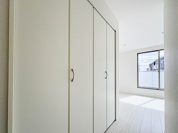 3号棟【収納】壁面クローゼットのメリットは、衣類が横一列に並ぶためひと目で洋服が選びやすいこと。衣類をたくさんお持ちの方も、限られたスペース内に無理なく収納することができます。