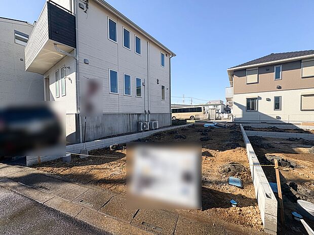 3号棟【現地外観】ここから始まる「日常」はご家族にとってかけがえのない時間となります。少しでも豊かに、快適に。そんな想いから本邸宅は生まれました。