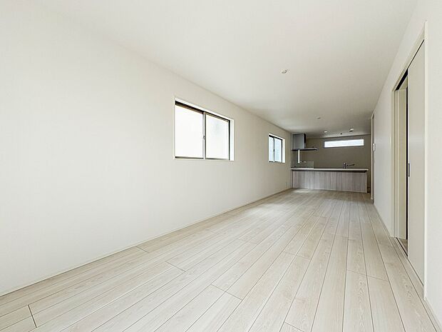 3号棟【LDK21.5帖】シンプルなデザインの家は風情がある。住む人のこだわりを感じる。外観も内装もいたってシンプル。居心地がよく、家事や趣味、子育てなどにも集中できる。家も人間も熟成するほ…