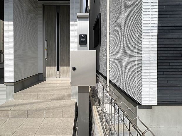 【郵便受け】録画機能を備えたカラーモニターと郵便受けの門柱