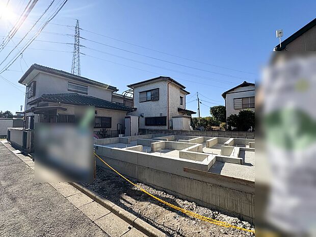 【現地外観】家族の温かさと陽光の暖かさ、楽しい毎日と明るい未来を予感させる「空間が織り成すひとつ先の住み心地」を演出します。