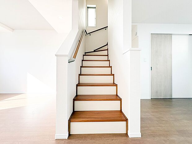 【手すり付き階段】手すりがないと階段の昇り降りで危険なことはもちろん、壁に手をつきながら歩くことで壁紙が汚れやすくなります。すべての方に快適に昇り降りしていただくため、手すりを設置しました。…