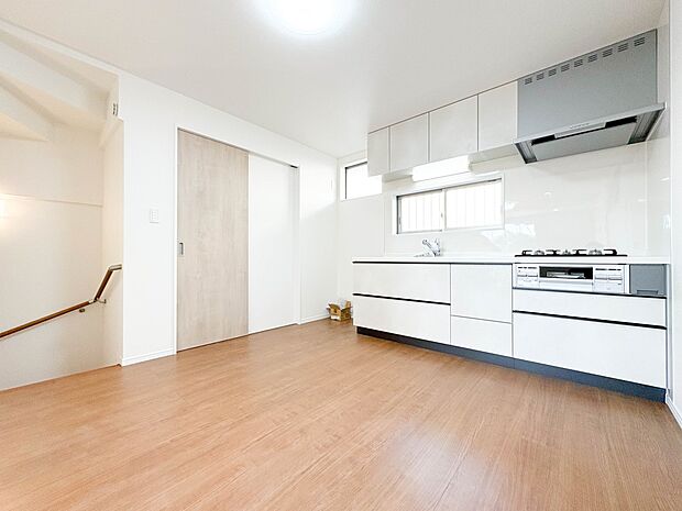 【ダイニングキッチン】料理をしながら、後片付けをしながら二人で会話を楽しみたい空間。