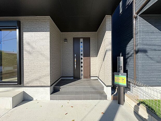 A号棟【玄関】玄関へのアプローチ。居住者の帰り、訪れる方を優しく迎える・安らぎに満ちた生活空間を予感させる。健やかな暮らしを楽しめそう。