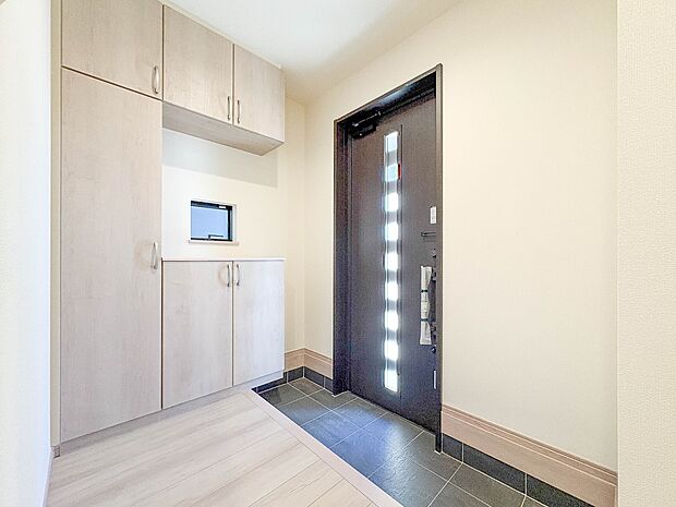 A号棟【玄関】スタイリッシュかつ品のある玄関。晴れの日も、雨の日も、風の日も、ご家族やお客さまを安心して迎えます。