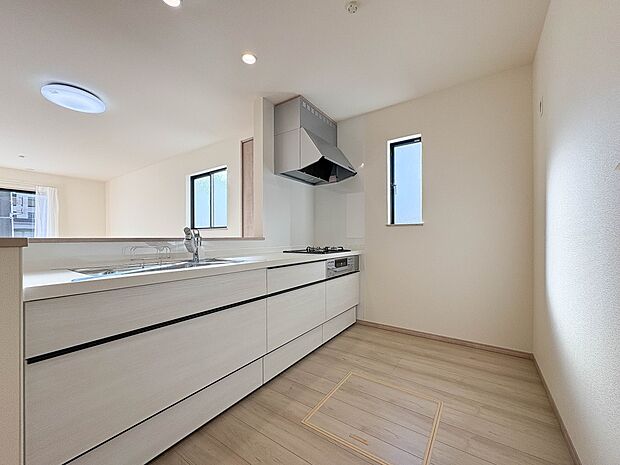 A号棟【キッチン】ナチュラルな自然光の中での調理。お洒落な食器類を余裕で収納できるスペース。動きやすい女性目線のキッチン動線。これからはお料理をつくる時間が劇的に変わります。