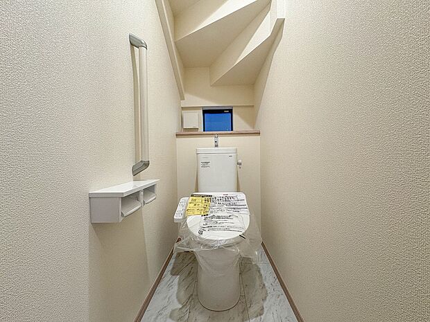 A号棟【トイレ】トイレ・ウォシュレット付。快適で衛生的な洗浄機能付温水シャワートイレです。