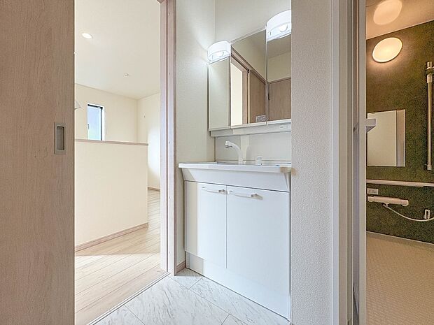 A号棟【洗面台】洗面所は小さなプライベートスペース。歯磨き、洗顔と毎日施す個人空間。小窓も設置して、熱気などを開放して、爽やかなスペースになるように設計されています。