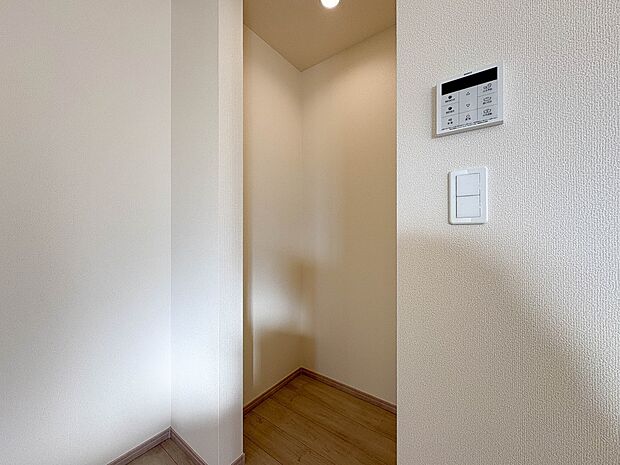 A号棟【パントリー】LDKの脇に大きなパントリーもございます。