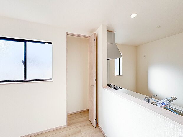 A号棟【パントリー（食料庫）】  常温保存できるパン、お米、調味料、缶詰など、日常的に使うものや未開封の食品の収納にぴったり。棚にものを並べて収納すれば、何が足りないのかひと目で確認できます…