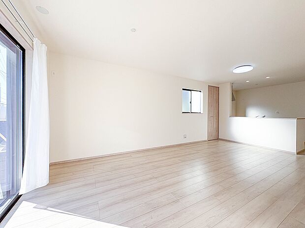 A号棟【南向きLDK17.7帖＋パントリー】シンプルなデザインの家は風情がある。住む人のこだわりを感じる。外観も内装もいたってシンプル。居心地がよく、家事や趣味、子育てなどにも集中できる。家…