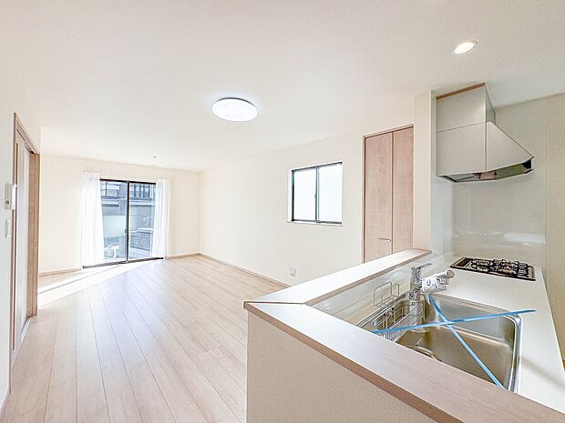 A号棟【南向きLDK17.7帖＋パントリー】広々としたリビングダイニング。ゆったりとしたキッチン。生活動線をLDK に集中させ、ご家族が過ごしやすい空間設計にしました。