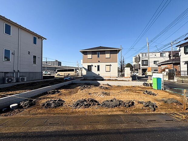 2号棟【現地外観】陽当りや通風性など各所に施された工夫で住みやすさを実現。部屋の大きさや周辺環境・街並など、資料には掲載していない情報が現地にはたくさんございます。是非ご確認下さい。