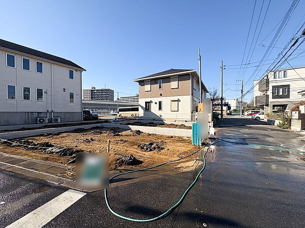 2号棟【現地外観】家は一生のお買物。自分ならではの家族ならではの、家にしたい。書斎を設ける。子どものプレイングルームを設ける。趣味のオーディオルームを設置する。夢を追うオンリーワンの家です。…