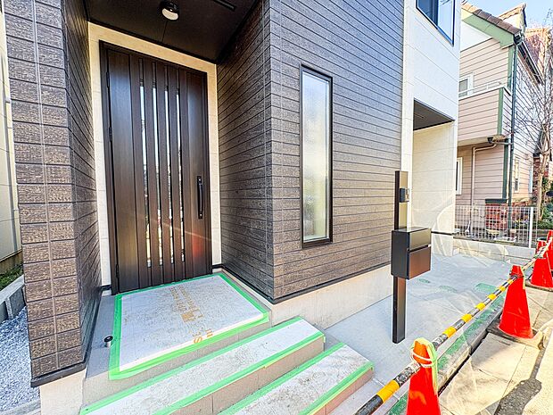 1号棟【玄関】玄関はおうちの顔と言われます。玄関アプローチは、外観デザインの印象を左右します。ご家族の個性を出しながら、素敵な玄関でお客様をお迎えしてください。