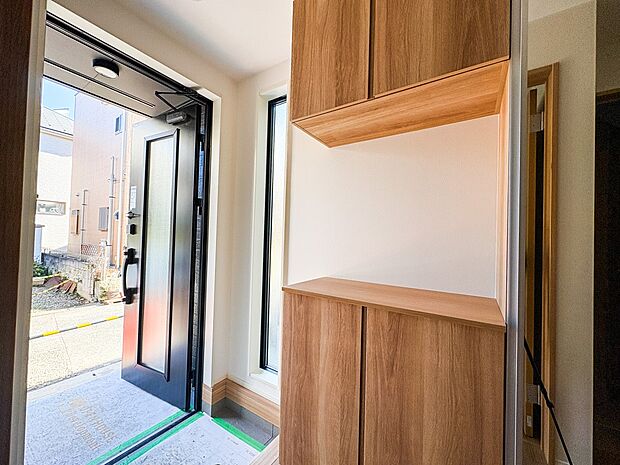 1号棟【玄関】上質感漂うアプローチ。居住者の帰り、訪れる方を優しく迎える。