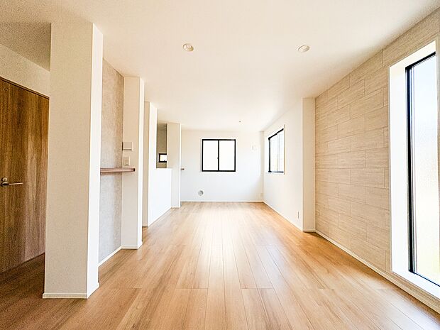 1号棟【LDK】うららかな陽射しがどのお部屋にも降り注ぎますように、快適さを追求した間取設計。得難い立地環境での生活を恵みの豊かな永住の地へと変えてくれます。