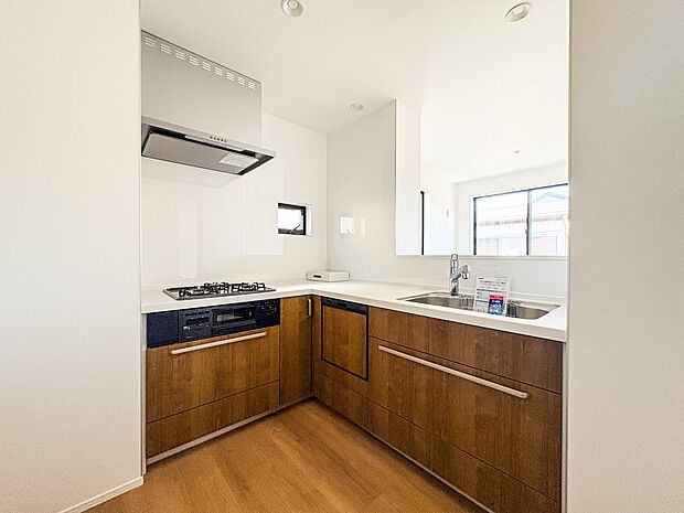 1号棟【キッチン】ナチュラルな自然光の中での調理。会話が弾む対面型キッチン。お洒落な食器類を余裕で収納できるスペース。動きやすい女性目線のキッチン動線。これからはお料理をつくる時間が劇的に変…