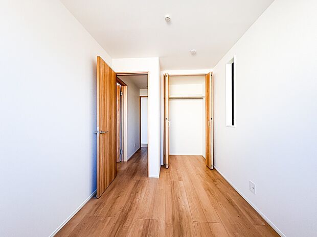 1号棟【寝室】充実した生活は伸びやかな居室空間から始まります。快適に・伸びやかに。心の潤いを求める方々へ。