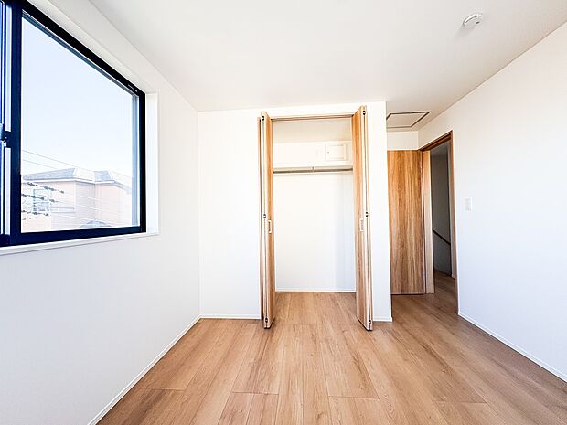 1号棟【洋室】お子様のお部屋にぴったりなクロークを備えたフローリング仕様の洋室です。