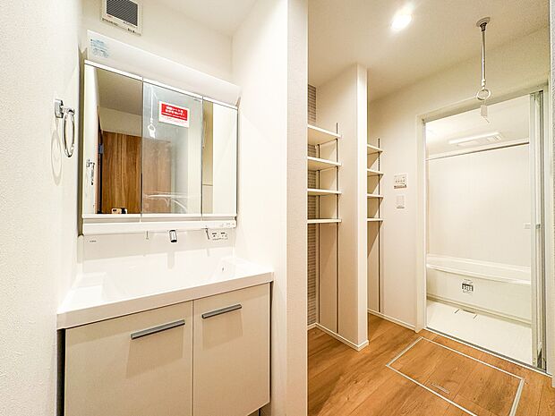 1号棟【洗面台】大きく見やすい三面鏡で清潔感ある洗面台は、身だしなみチェックや肌のお手入れに最適です。何かと物が増える場所だからこそ、スッキリと見映えの良い空間に拵えました。