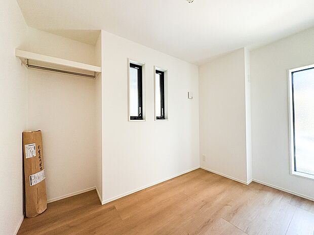 1号棟【収納】壁面クローゼットのメリットは、衣類が横一列に並ぶためひと目で洋服が選びやすいこと。衣類をたくさんお持ちの方も、限られたスペース内に無理なく収納することができます。