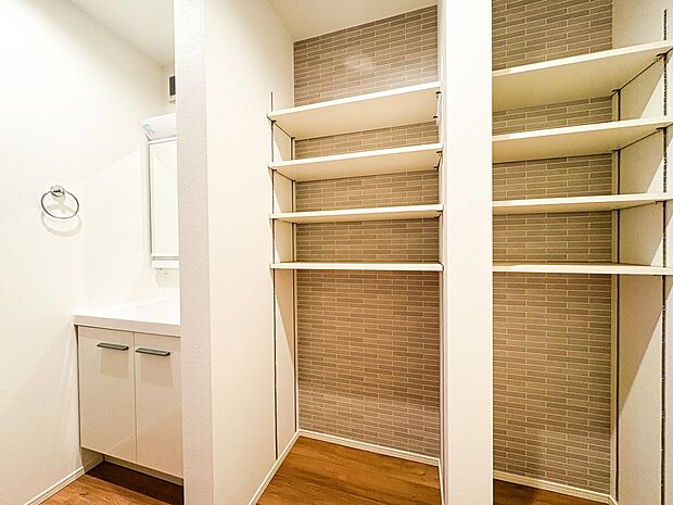 1号棟【収納】各所に配置された収納スペースは、洋服や小物はもちろんのこと、掃除機や日用予備品・お子様のおもちゃなど様々な物を収納して頂ける便利なスペースです。