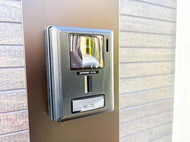 【TVモニター付インターホン】来訪者の様子を室内TVモニターでチェック。対応したくないセールスを断りやすく、子どもに留守番をさせるときも安心。不在時の来訪者を録画でき、犯罪抑止効果も期待でき…