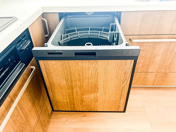 【ビルトイン食器洗浄乾燥機】食器洗いのわずらわしさから開放してくれる嬉しい設備。後片付けの手間を減らし奥様の時間を有効活用できます。お湯と洗剤を使う機会が少なくなるため、手荒れ防止にも。