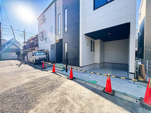 1号棟【前面道路家の前は美しい通りになっていますが、クルマが比較的少なく。家のまわりで遊ぶお子さまも大丈夫です。