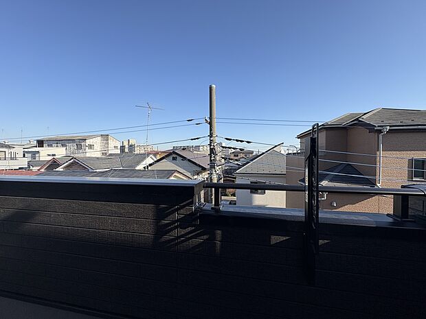 1号棟【バルコニー】  バルコニーから差し込む陽光・通風は、住環境・快適性と共に有り続ける貴重な「財産」です。