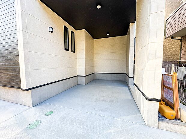 1号棟【駐車場】毎日の生活にマイカーが必須という方は、購入を検討する際、駐車場があることは大事な条件です。毎日の通勤や家族の送迎、買い物やお出かけなどクルマのある暮らしを満喫したい方は要チェ…