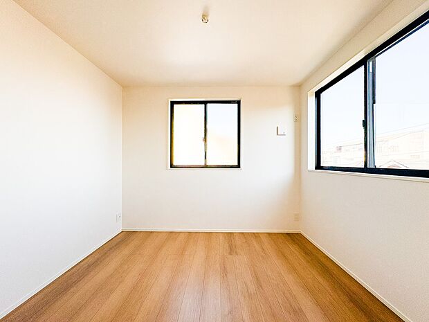 1号棟【洋室】柔らかな陽光とフローリングの色味が調和した快適な空間。