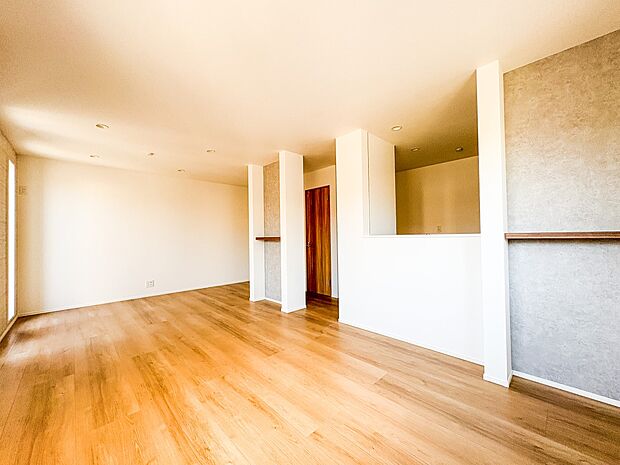 1号棟【LDK】インテリアショップで見掛けた「あの家具」も置ける、ゆったりとした空間。時に広さが上質な寛ぎの時間になる事も。