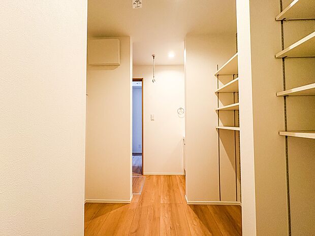 1号棟【脱衣所】脱衣所です。サニタリー収納付き。タオルや下着類等の保管場所として。