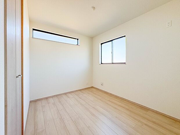 B号棟【今どきのこども部屋】  昨今のトレンドになりつつあるのが、広過ぎず、快適すぎない子ども部屋。勉強と寝るだけの部屋にすることで閉じこもりがなくなり、リビングで過ごす時間が増えると言われ…