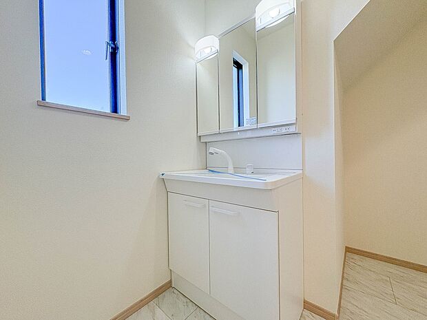 B号棟【洗面台】十分な大きさの洗面台は、身だしなみチェックや歯磨きなど、朝の慌ただしい時間でもホテルライクなスペースで余裕とゆとりを感じて頂けます。