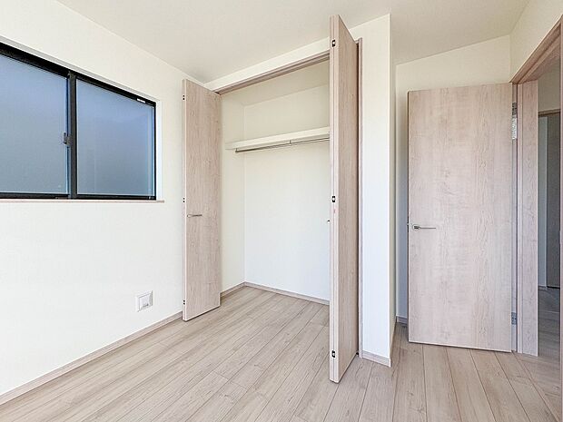 B号棟【収納】壁面クローゼットのメリットは、衣類が横一列に並ぶためひと目で洋服が選びやすいこと。衣類をたくさんお持ちの方も、限られたスペース内に無理なく収納することができます。