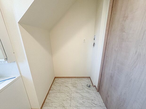 B号棟【ランドリースペース】毎日使う洗濯機。しっかりと奥行きのある置き場が確保されています。