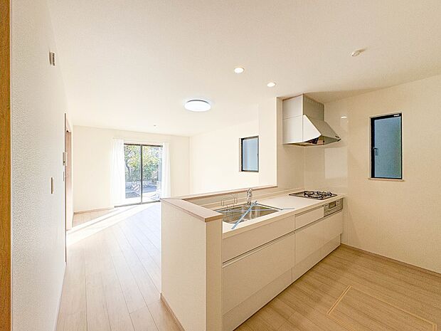 B号棟【南向きLDK18.5帖＋大型パントリー】シンプルなデザインの家は風情がある。住む人のこだわりを感じる。外観も内装もいたってシンプル。居心地がよく、家事や趣味、子育てなどにも集中できる…